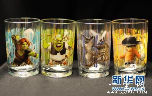 6月4日,美国消费产品安全委员会宣布对麦当劳镉超标玻璃杯实施自愿召回。委员会同时警告消费者,立即停止使用这款玻璃杯。由于玻璃杯的涂层检测出化学物质镉超标,美国快餐业巨头麦当劳将在全美召回大约1200万只印有《怪物史莱克4》图案的玻璃杯。(图片来源:新华社/法新) 6月4日,美国消费产品安全委员会宣布对麦当劳镉超标玻璃杯实施自愿召回。委员会同时警告消费者,立即停止使用这款玻璃杯。由于玻璃杯的涂层检测出化学物质镉超标,美国快餐业巨头麦当劳将在全美召回大约1200万只印有《怪物史莱克4》图案的玻璃杯。(图片来源:新华社/法新)