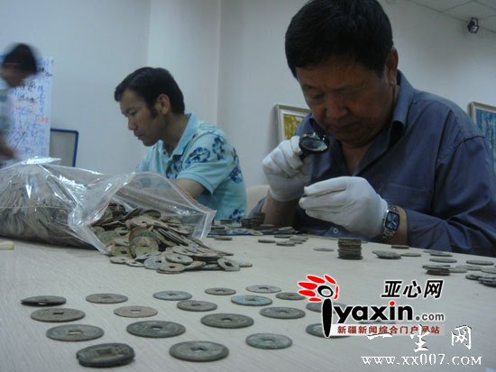 新疆哈密出土窖藏古钱币又有新发现 新疆哈密出土窖藏古钱币又有新发现