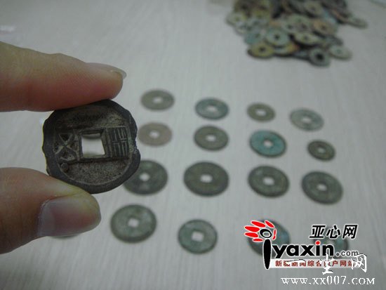 新疆哈密出土窖藏古钱币又有新发现 新疆哈密出土窖藏古钱币又有新发现