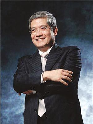 郎咸平教授:中国台湾学者、经济学家。曾经执教于多家知名的商学院,其中包括沃顿商学院、密歇根州立大学、俄亥俄州立大学、纽约大学、芝加哥大学等,现任香港中文大学最高学术级别的(首席)教授。2011年11月11日,郎咸平以485万元的年度版税收入,荣登作家富豪榜第9位。