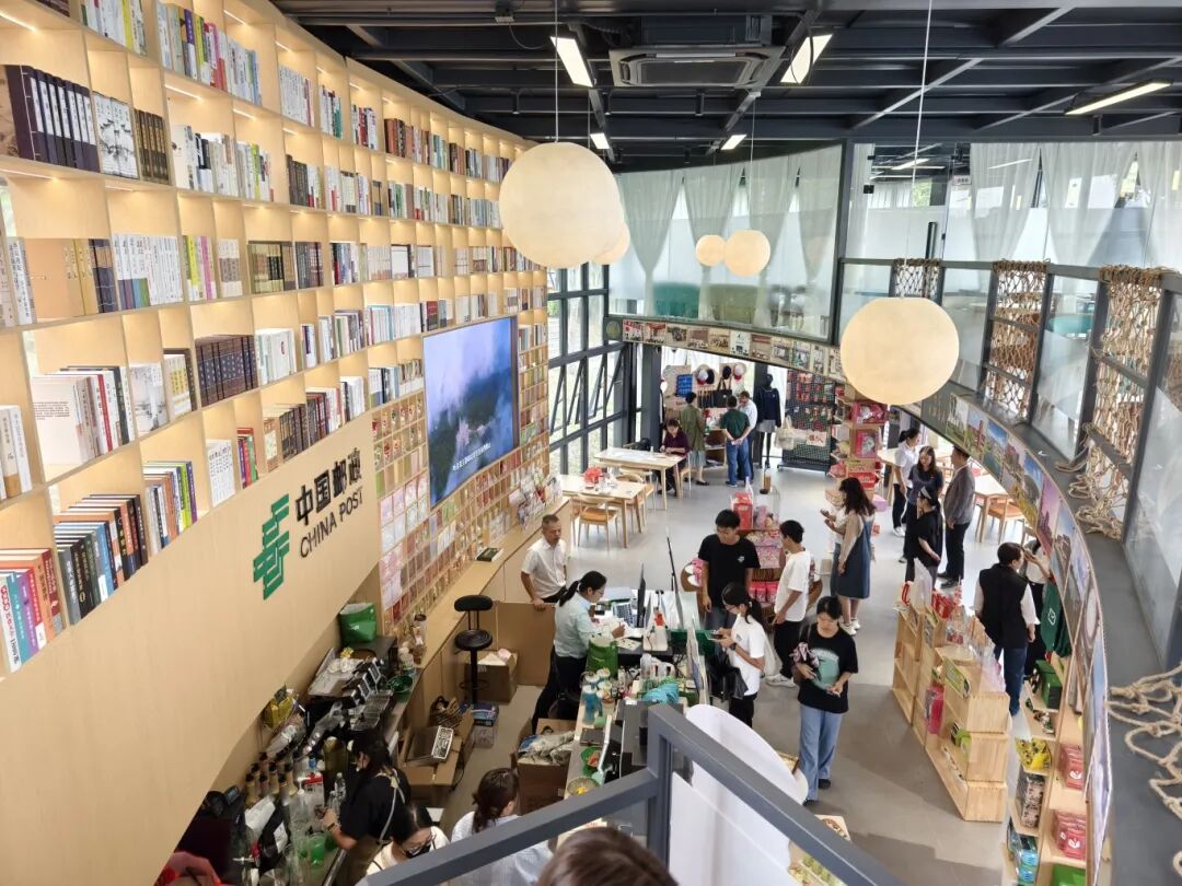 校园邮局开业首日人流涌动.jpg